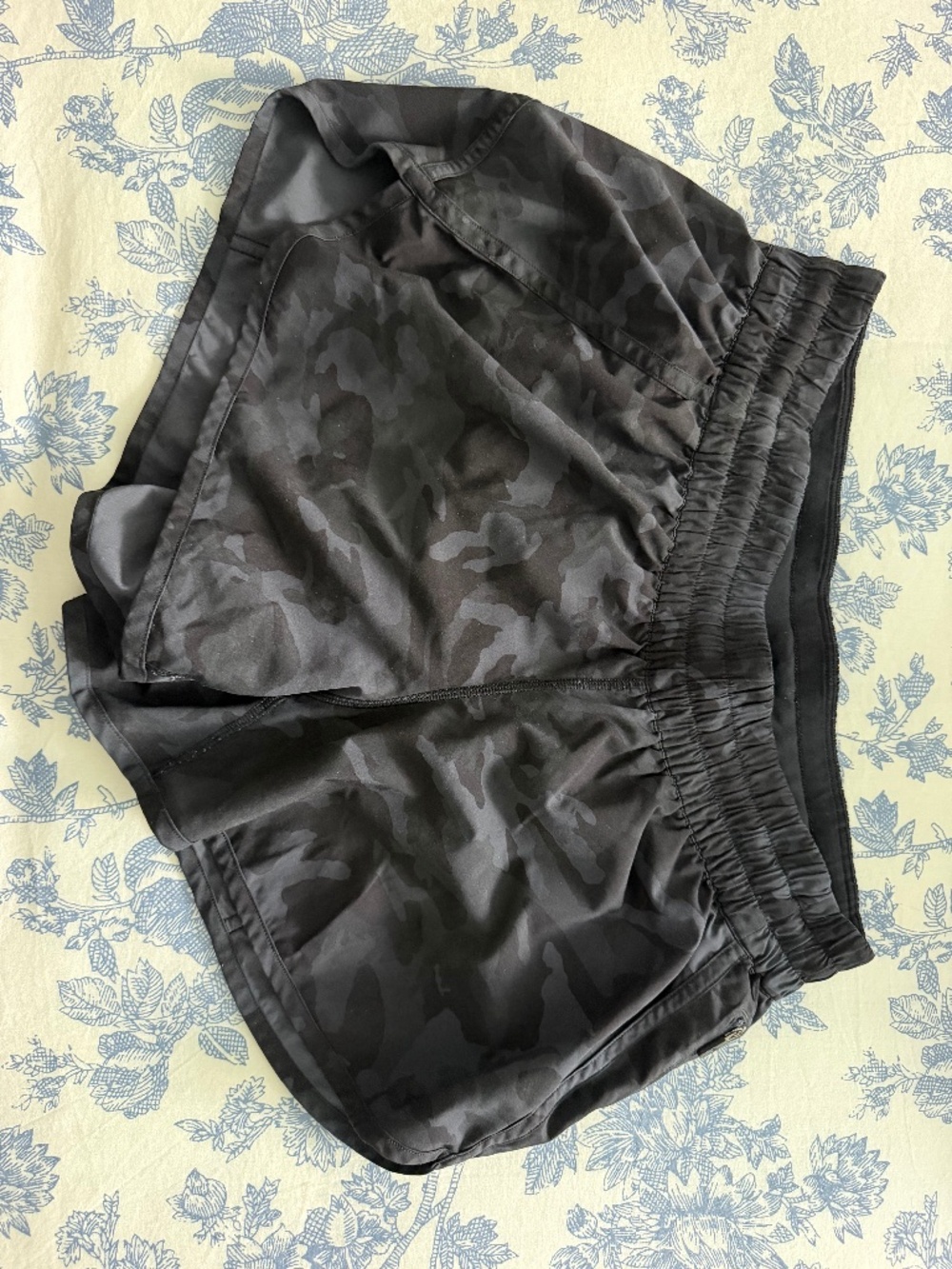 4" Tracker Lululemon shorts - Size 12